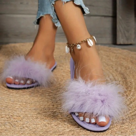 Fluffy feather slides - Picture 1 of 2